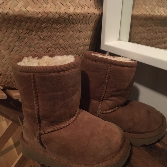 UGG size 6 toddler boots - Picture 3 of 4